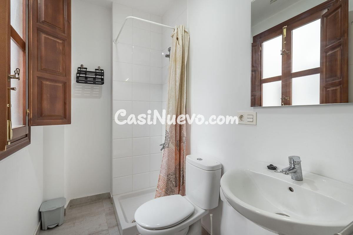 Realejo. Se vende piso con 2 dormitorios, 2 baños, salón y c - foto 15