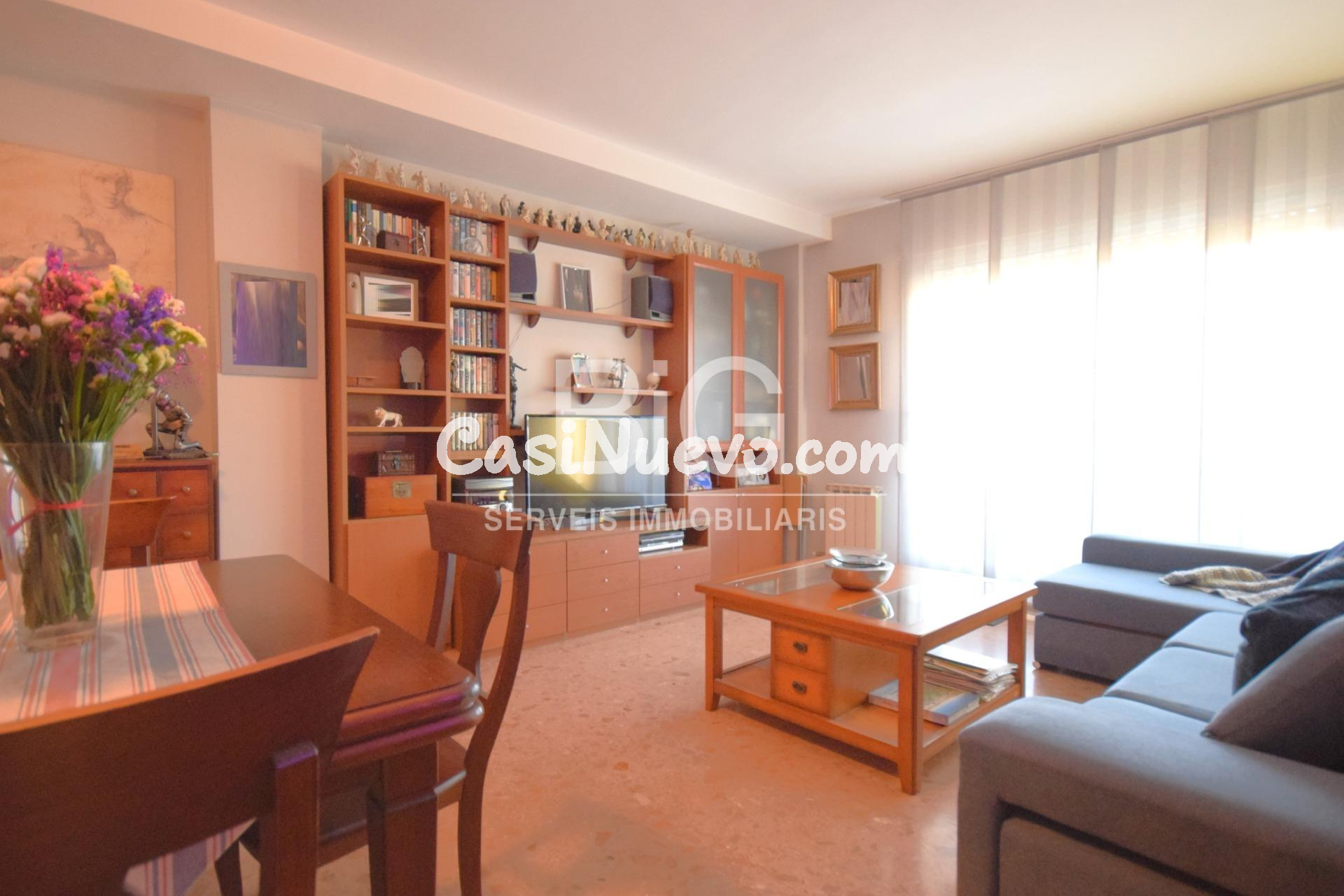 Piso alto con 4 habitaciones y 2 plazas de parking
