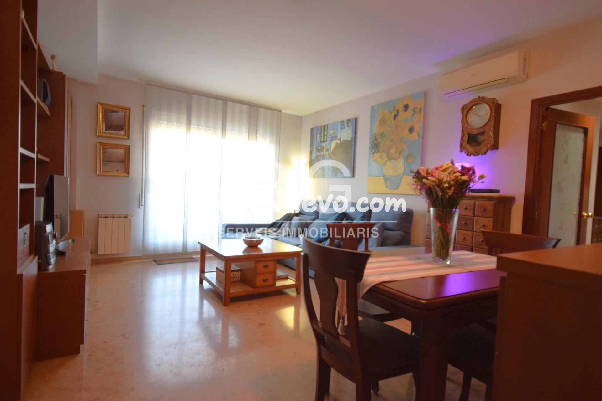 Piso alto con 4 habitaciones y 2 plazas de parking - foto 2