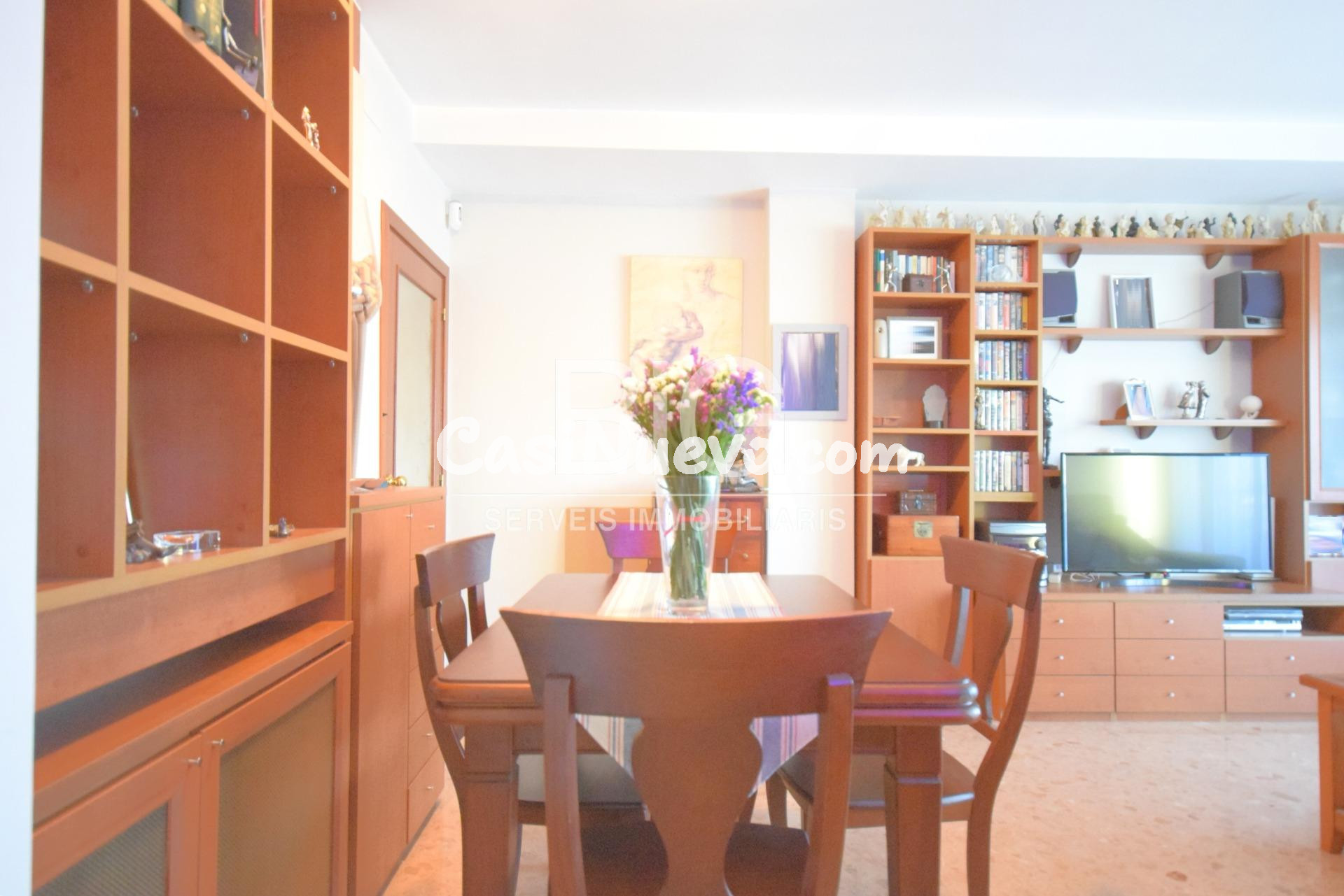 Piso alto con 4 habitaciones y 2 plazas de parking - foto 4