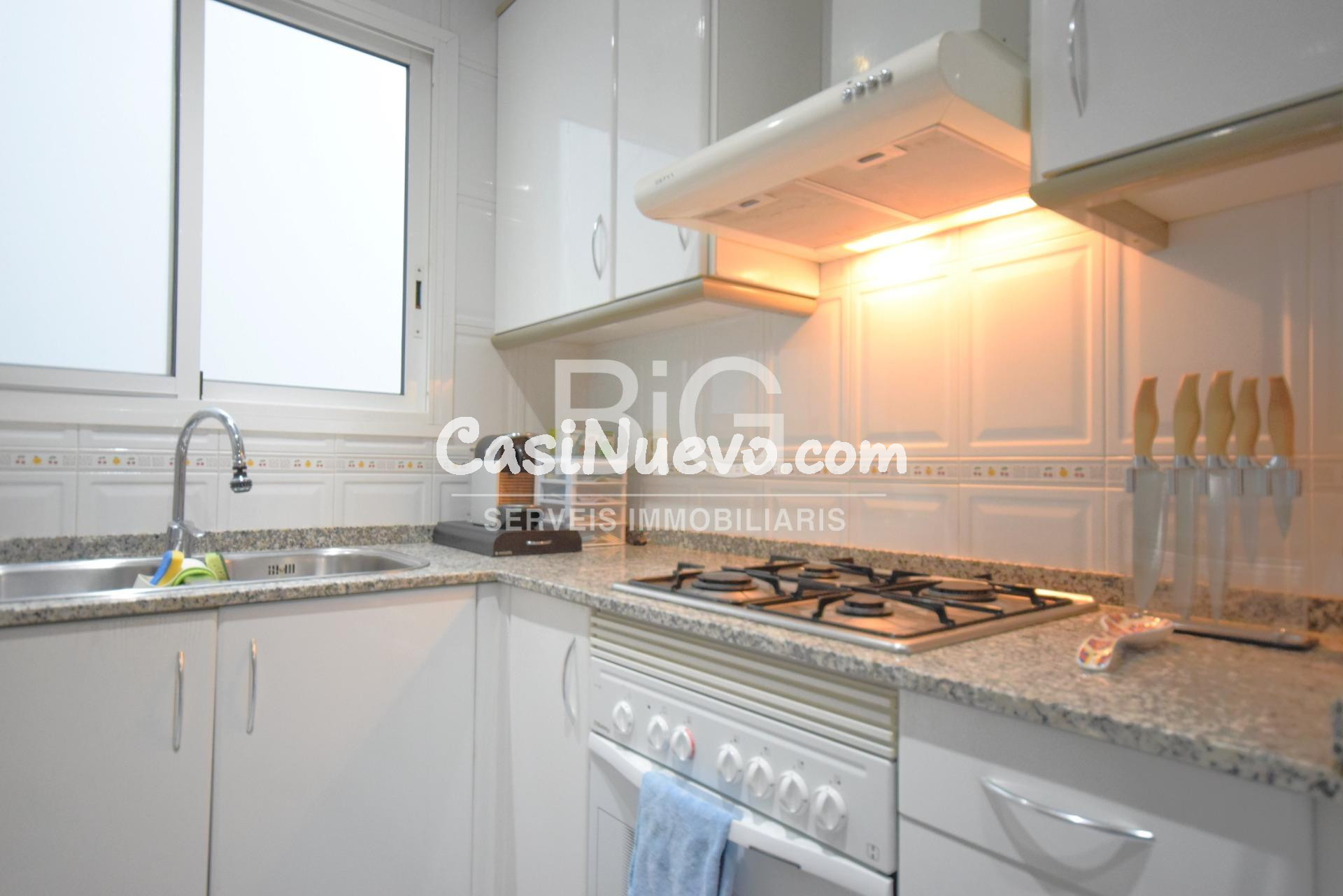 Piso alto con 4 habitaciones y 2 plazas de parking - foto 6