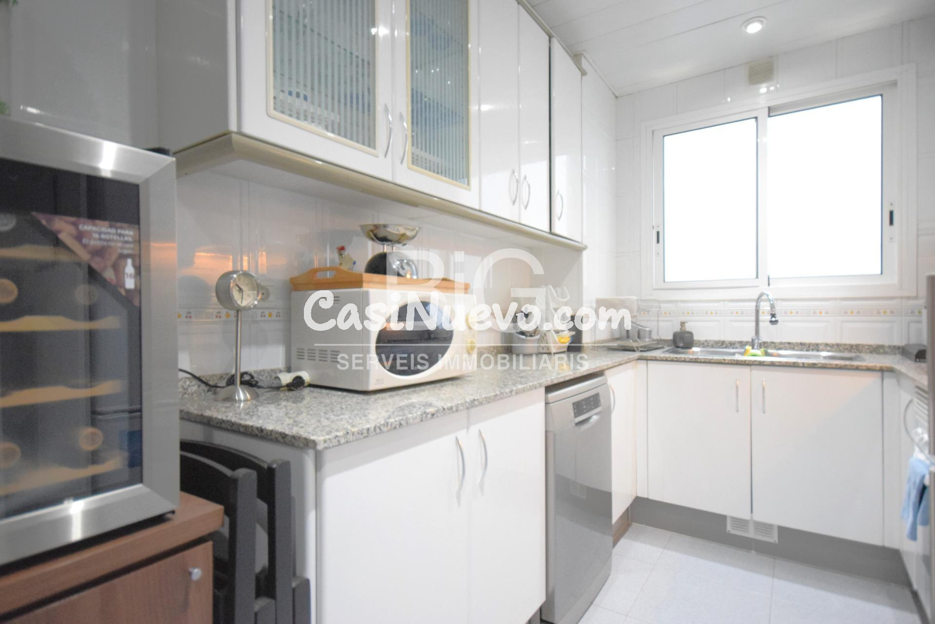 Piso alto con 4 habitaciones y 2 plazas de parking - foto 7