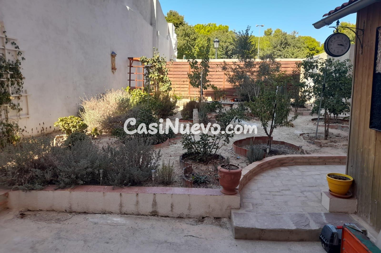 Se vende vivienda en planta baja con jardín