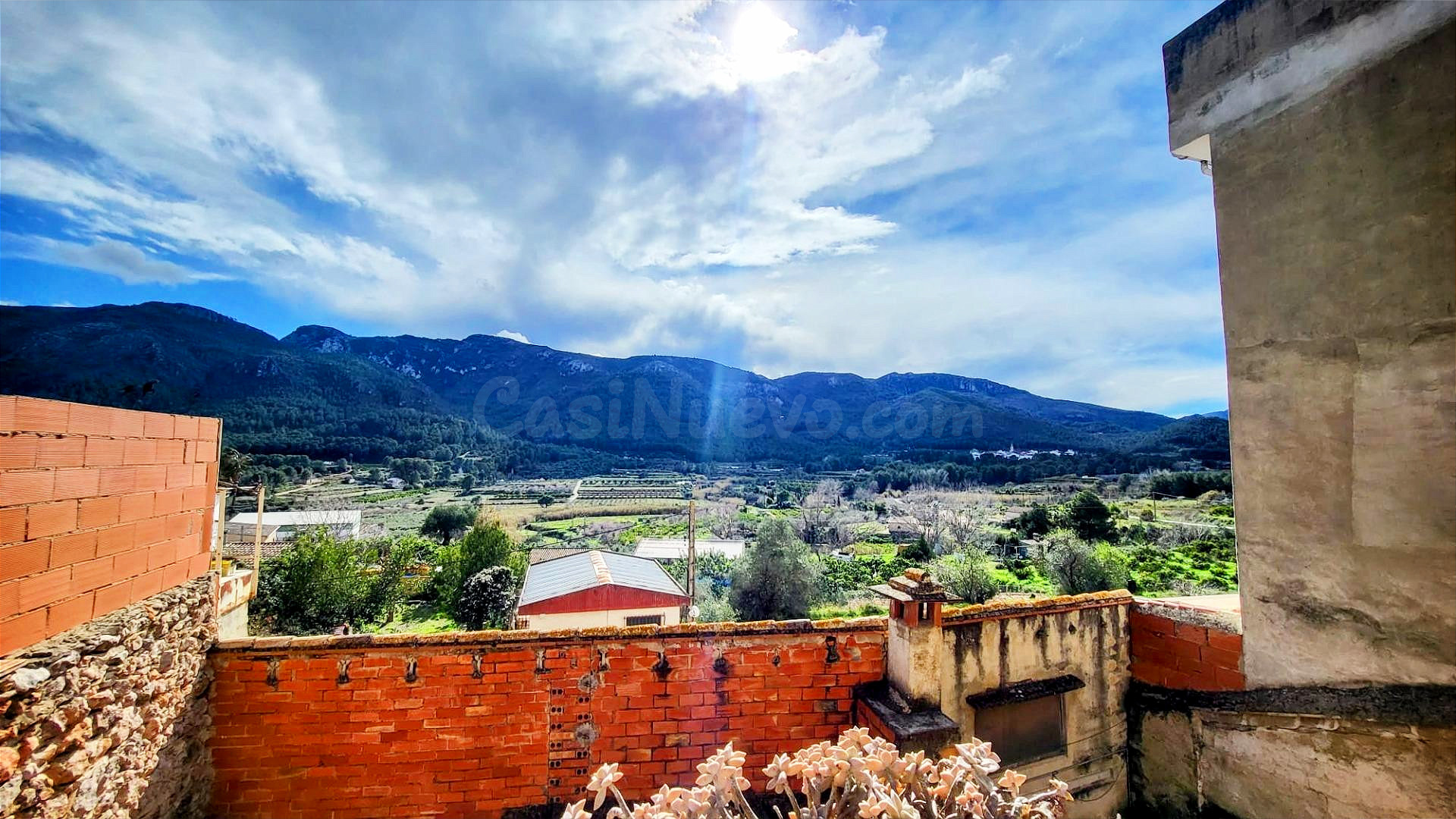 Casa de pueblo con local comercial, garaje y espectaculares vistas a la montaña en Montichelvo