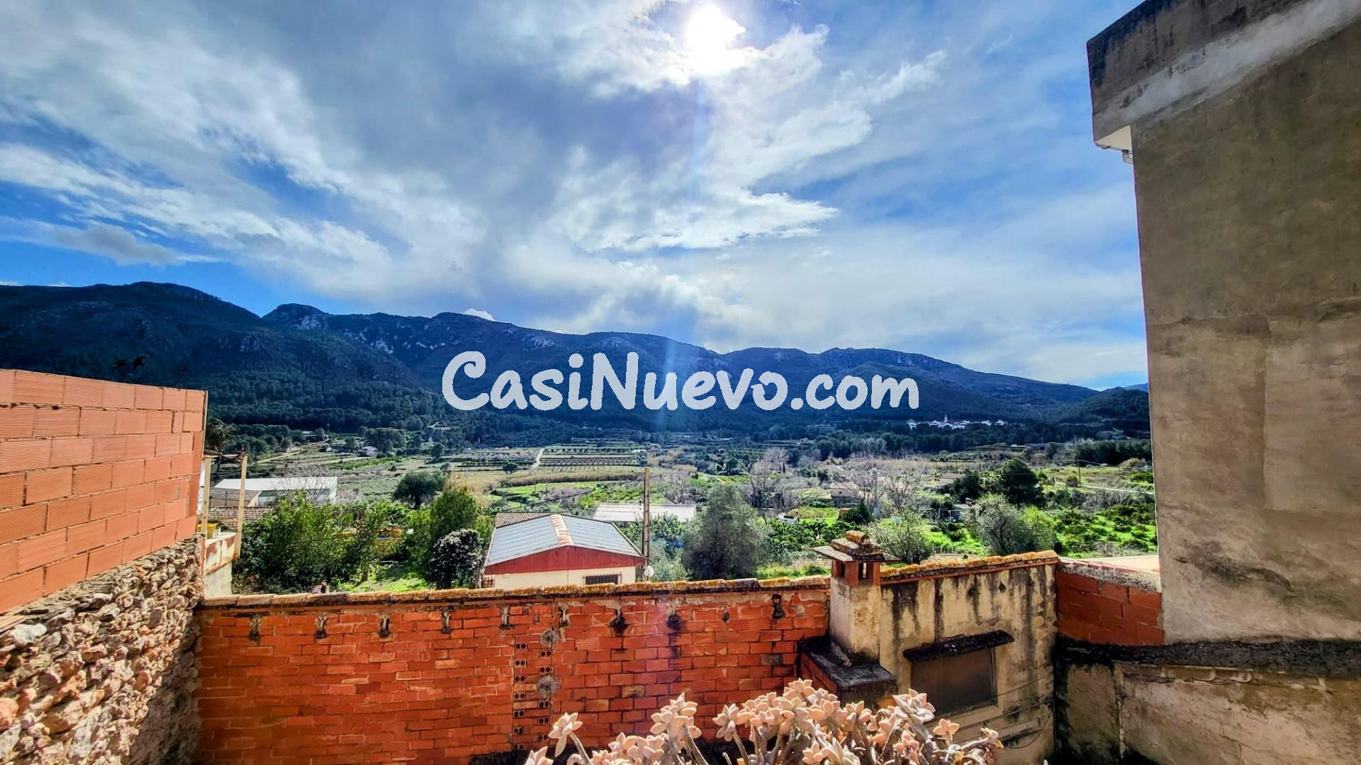 Casa de pueblo con local comercial, garaje y espectaculares 