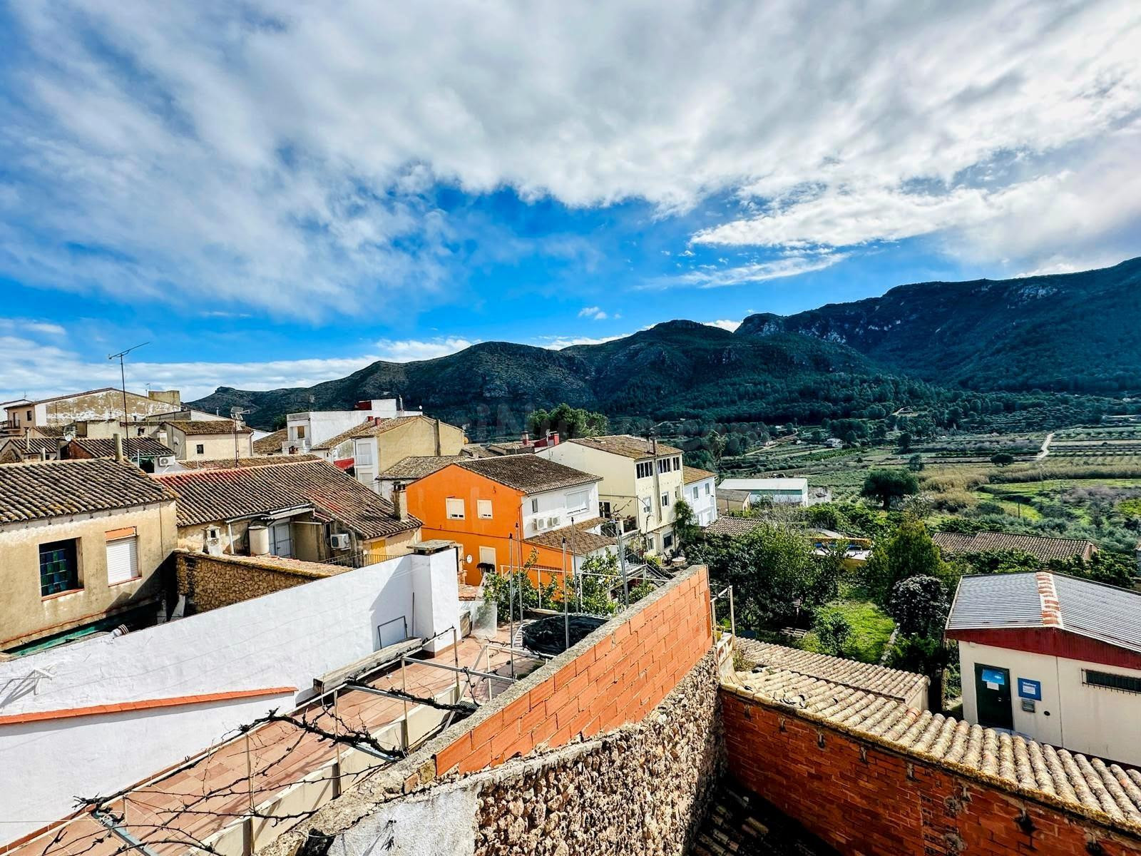 Casa de pueblo con local comercial, garaje y espectaculares  - foto 4