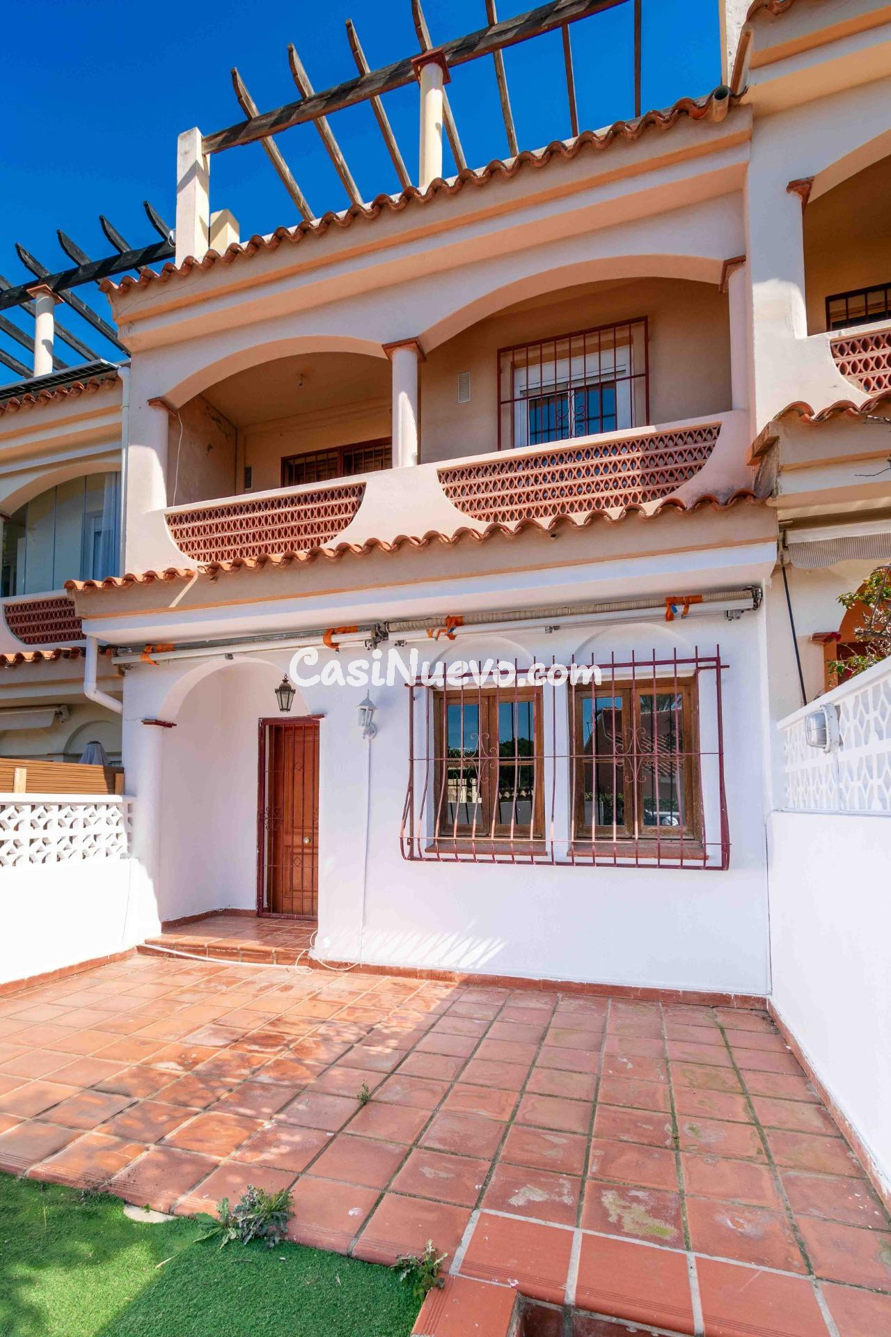 Chalet adosado de 3 dormitorios, solarium y piscina a 600m d