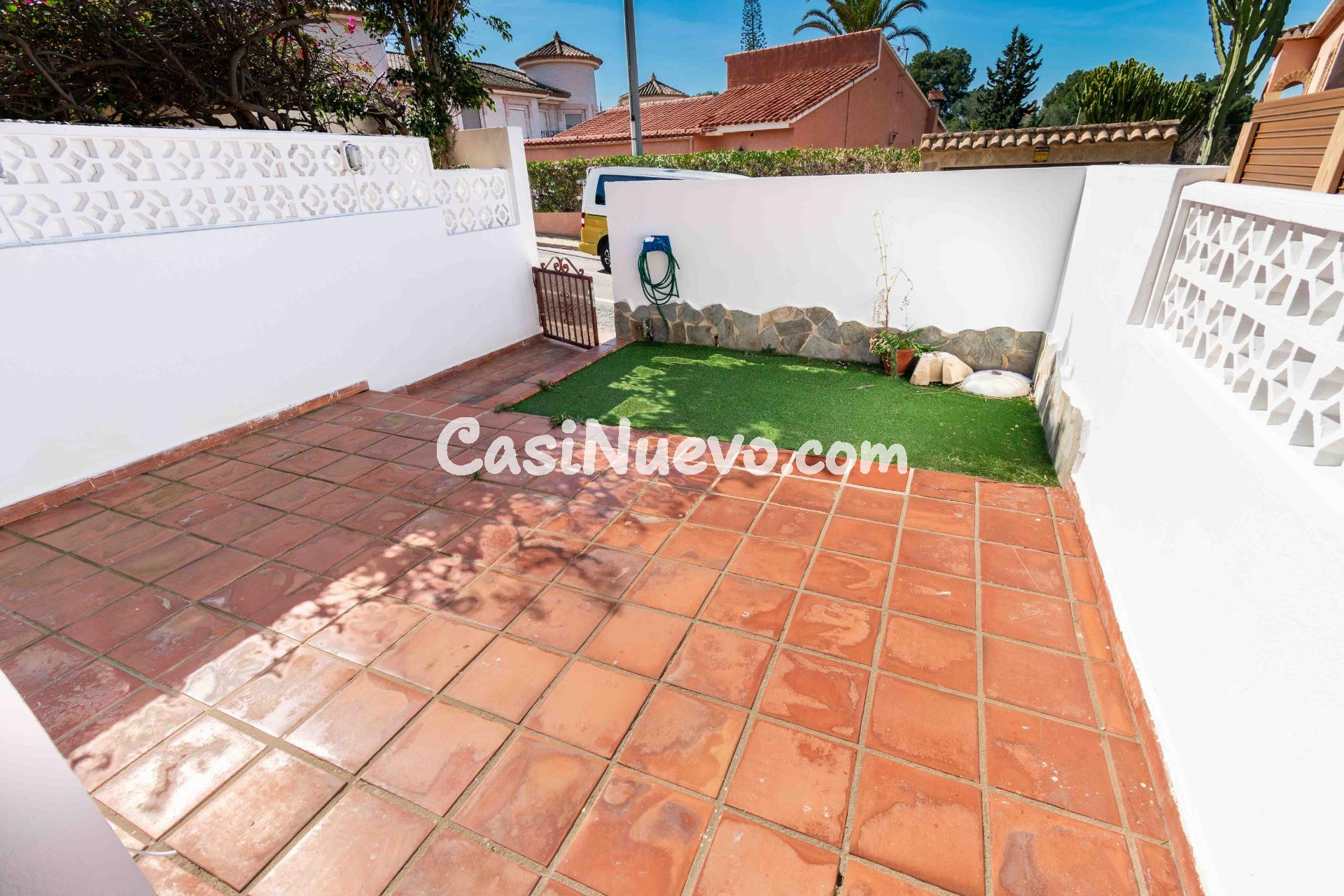 Chalet adosado de 3 dormitorios, solarium y piscina a 600m d - foto 2