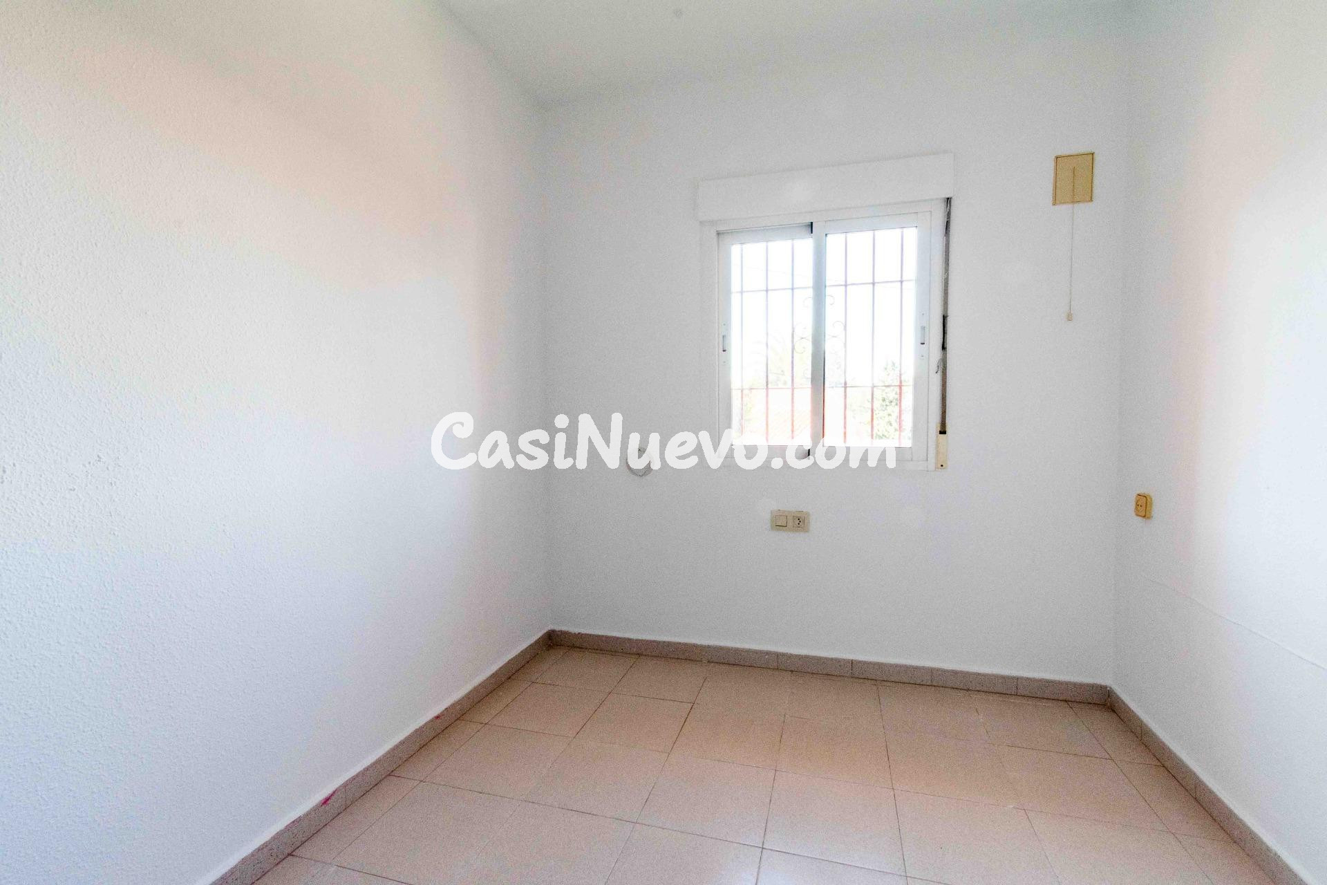 Chalet adosado de 3 dormitorios, solarium y piscina a 600m d - foto 9