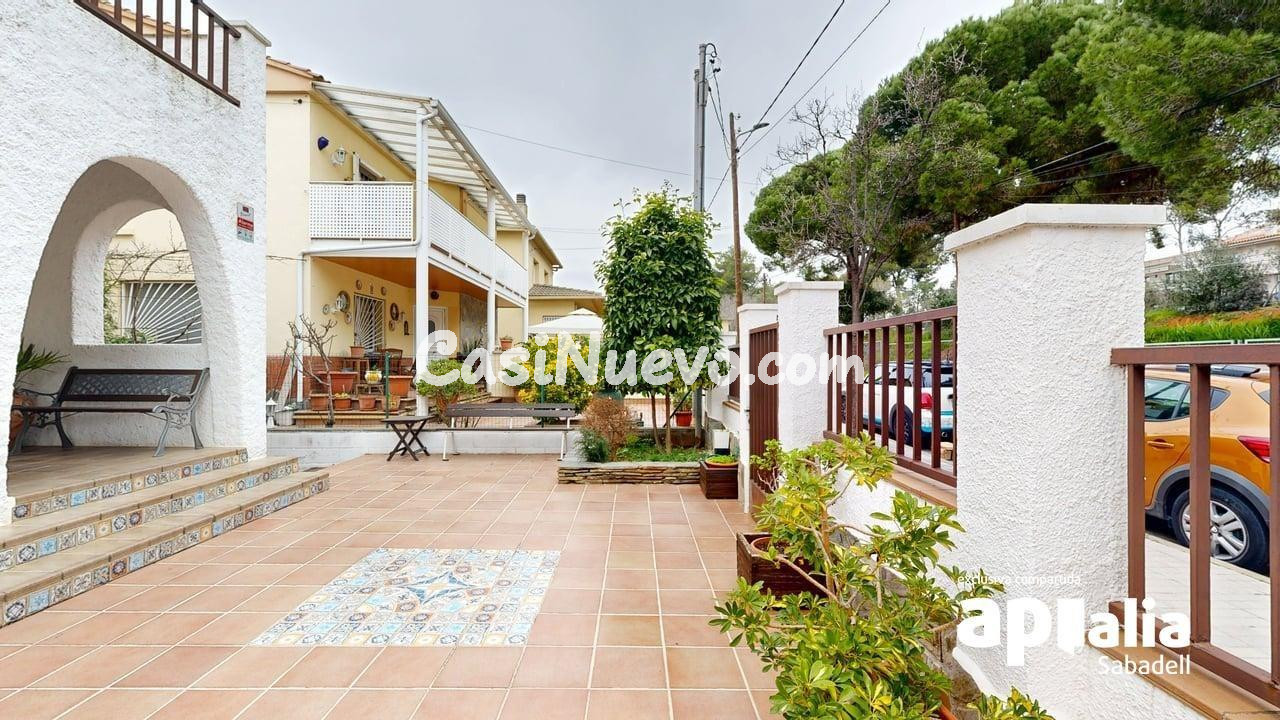 CASA CON GARAJE Y JARDÍN!!! - foto 3