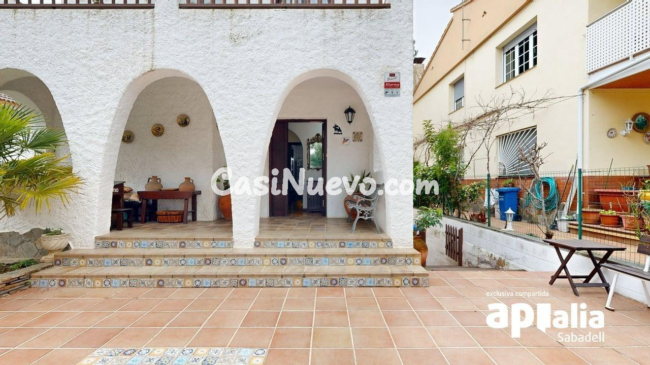 CASA CON GARAJE Y JARDÍN!!! - foto 8