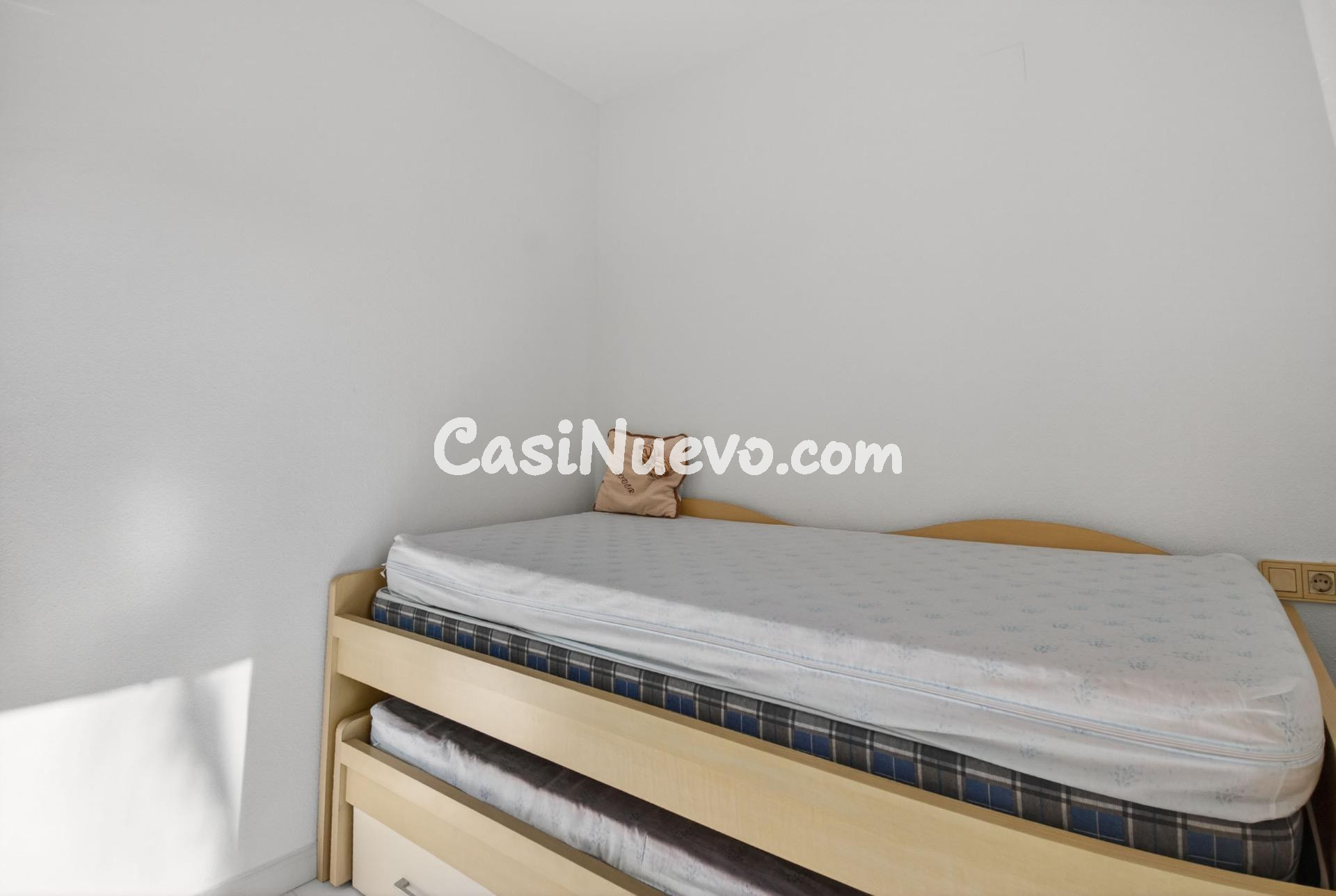 Vivienda pareada en esquina con parcela privada y gran solár - foto 11