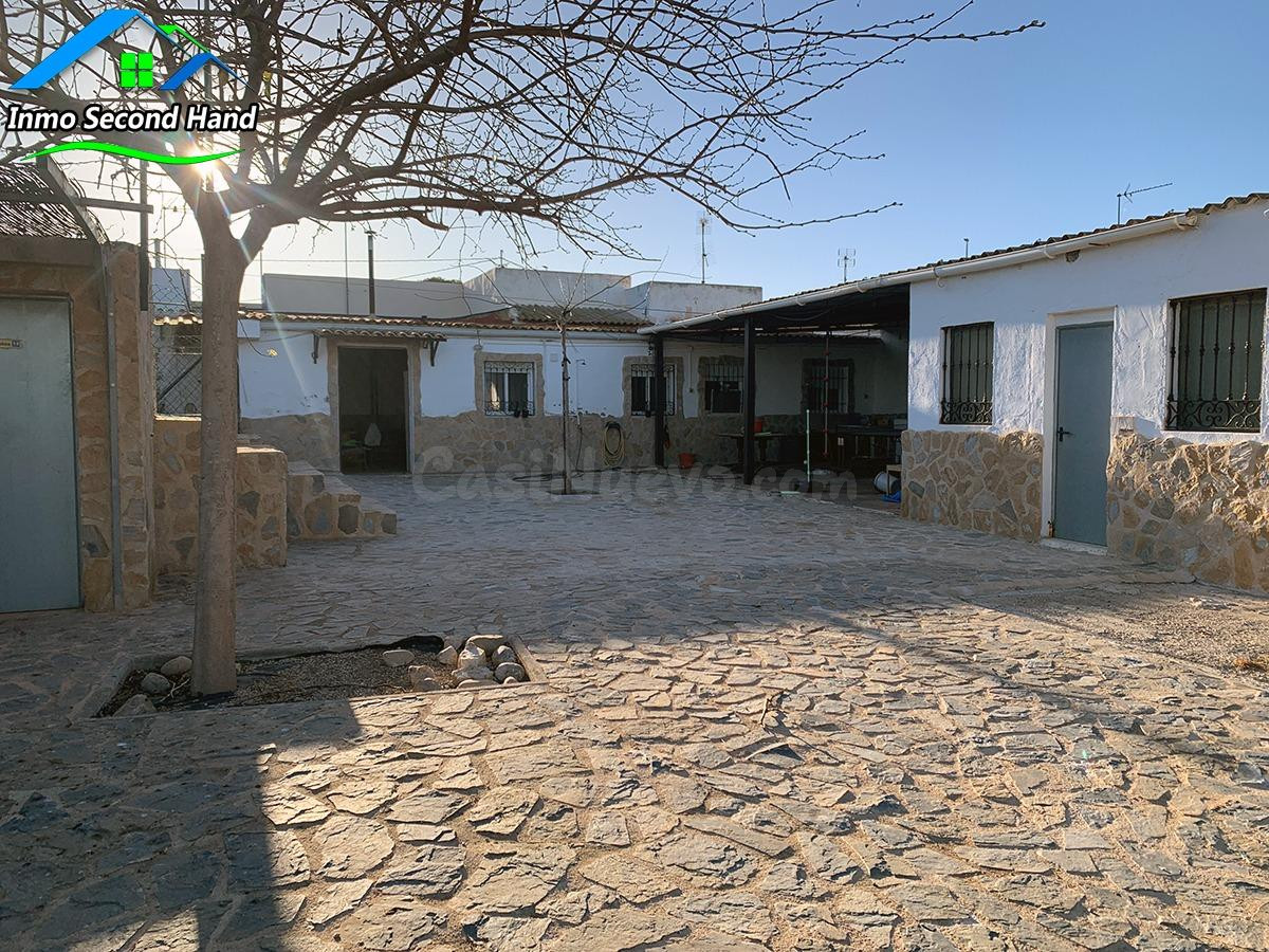 Finca rústica con piscina, casa reformada y huerto en Los Be