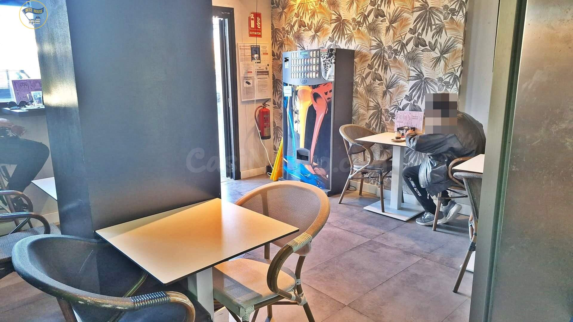 SE TRASPASA CAFETERÍA CONSOLIDADA CON AMPLIACIÓN Y GRAN TERR - foto 4
