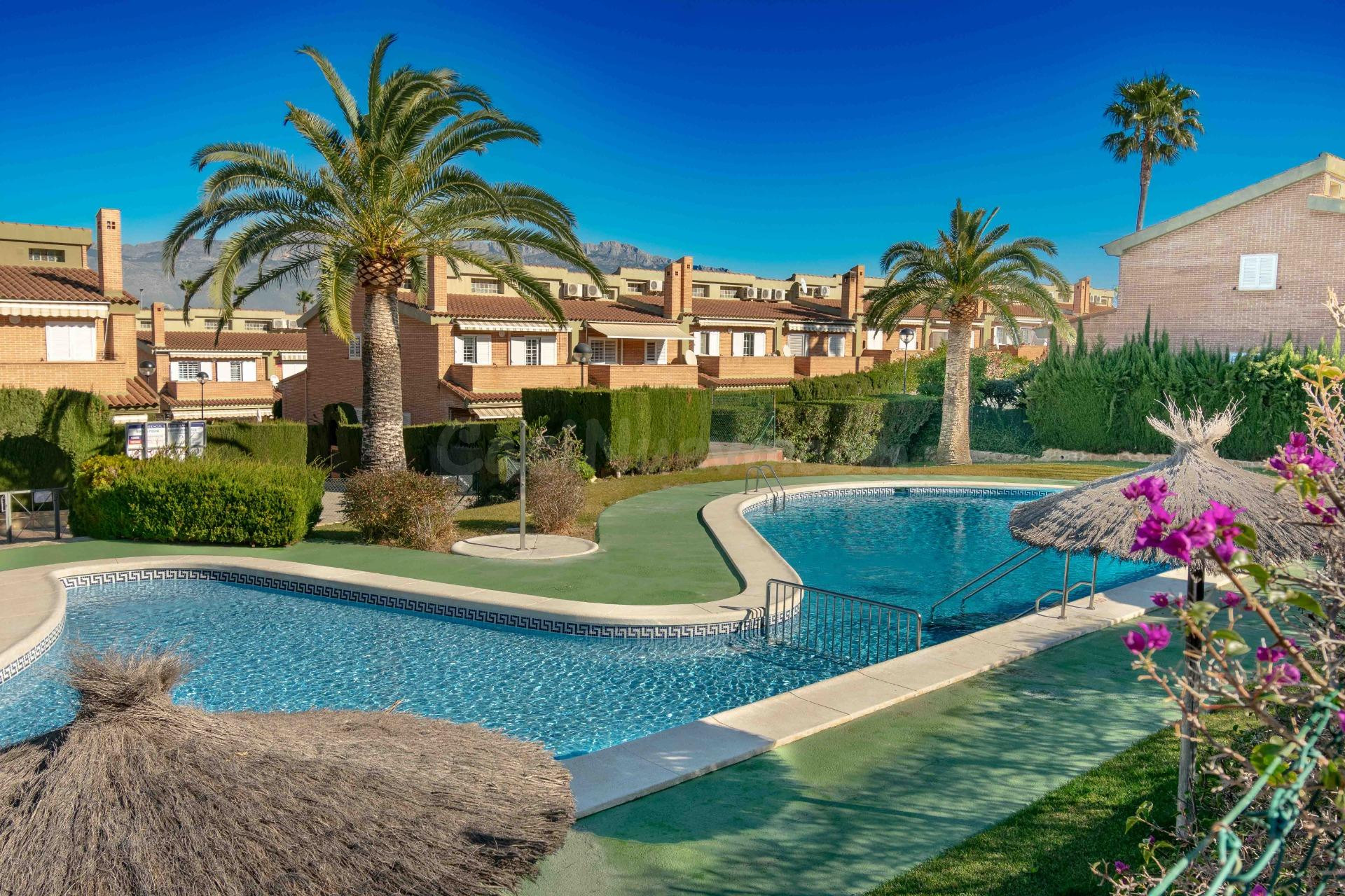 Adosado de 187m2 en el centro del Albir con 3 dormitorios, garaje amplio y piscina