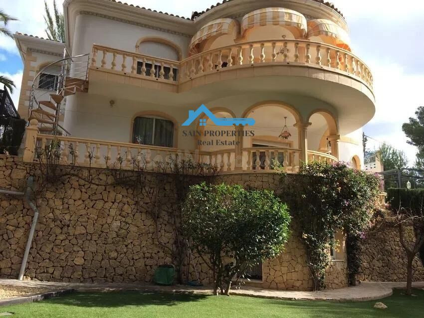 Chalet con Gran Potencial: 3 Apartamentos Autónomos y Amplio