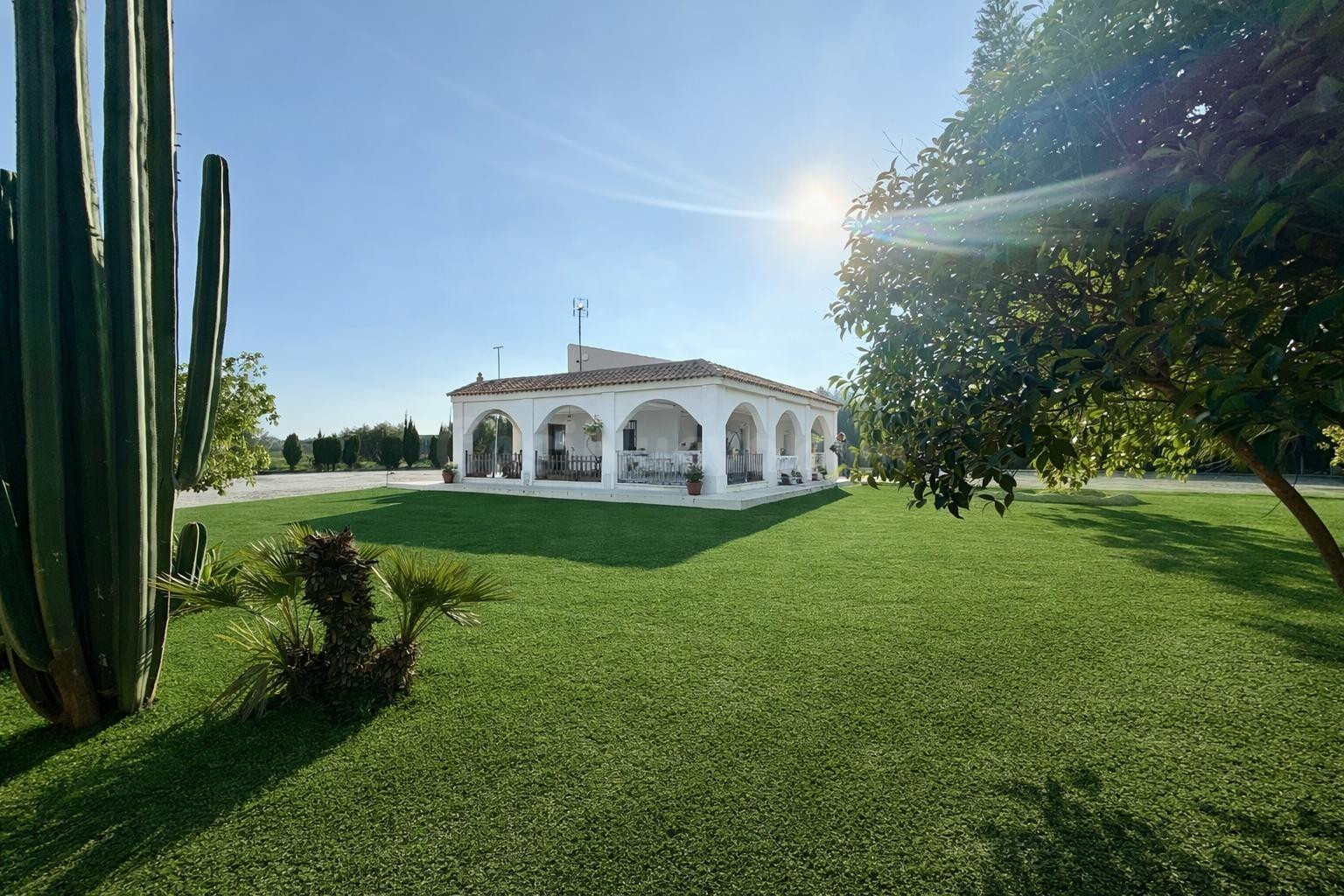 Chalet Independiente en El Altet – 2.164 m2 de Parcela.