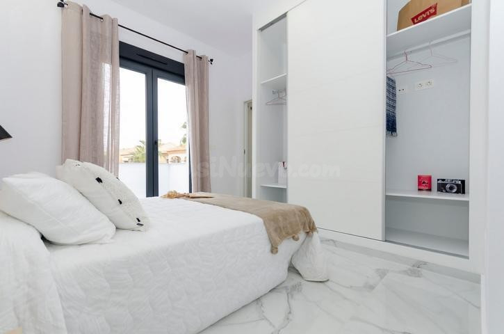 Venta de villa en Torrevieja, de 106m2 con 3 dormitorios y 3 - foto 3