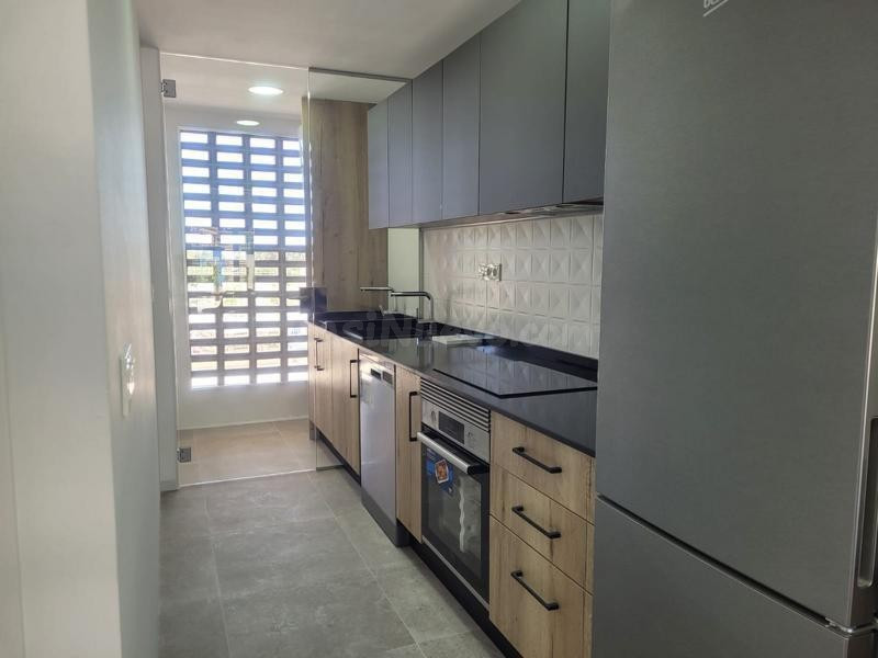 Venta de piso en Torrevieja, de 73m2 con 2 dormitorios y 2 b - foto 2