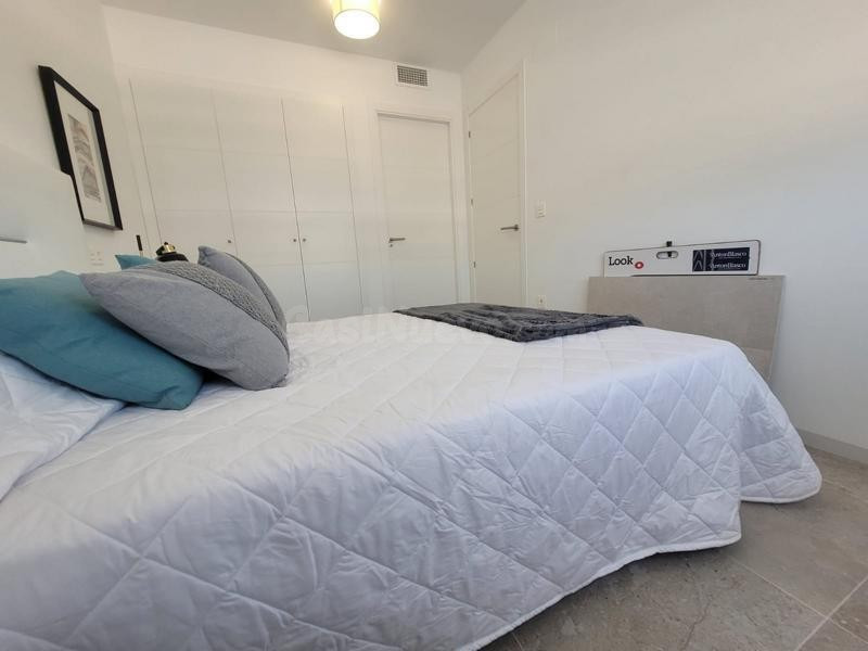 Venta de piso en Torrevieja, de 73m2 con 2 dormitorios y 2 b - foto 4