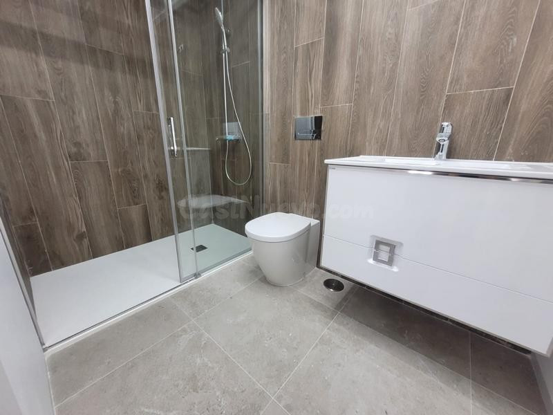 Venta de piso en Torrevieja, de 80m2 con 3 dormitorios y 2 b - foto 2