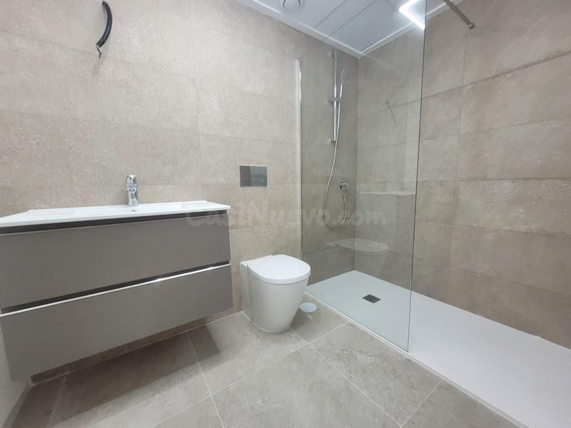 Venta de piso en Torrevieja, de 80m2 con 3 dormitorios y 2 b - foto 3