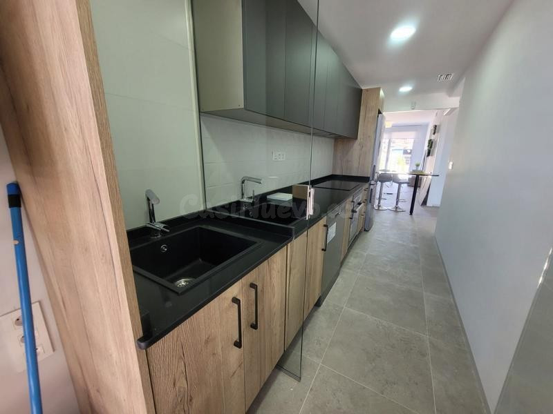 Venta de piso en Torrevieja, de 80m2 con 3 dormitorios y 2 b - foto 5