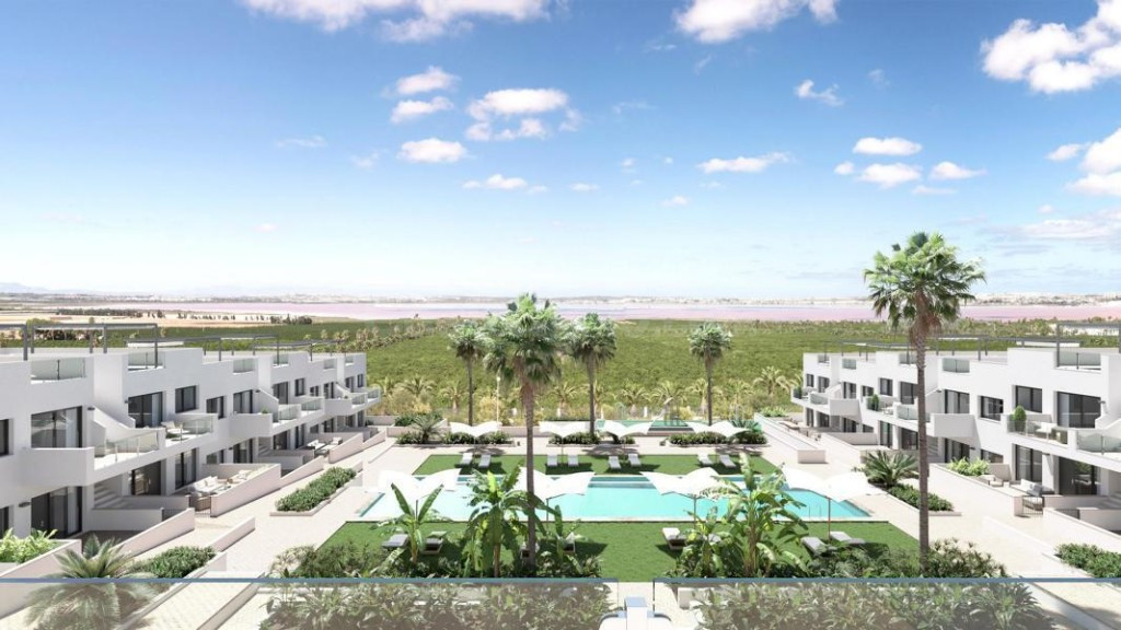 Venta de piso en Torrevieja, de 120m2 con 2 dormitorios y 2  - foto 2