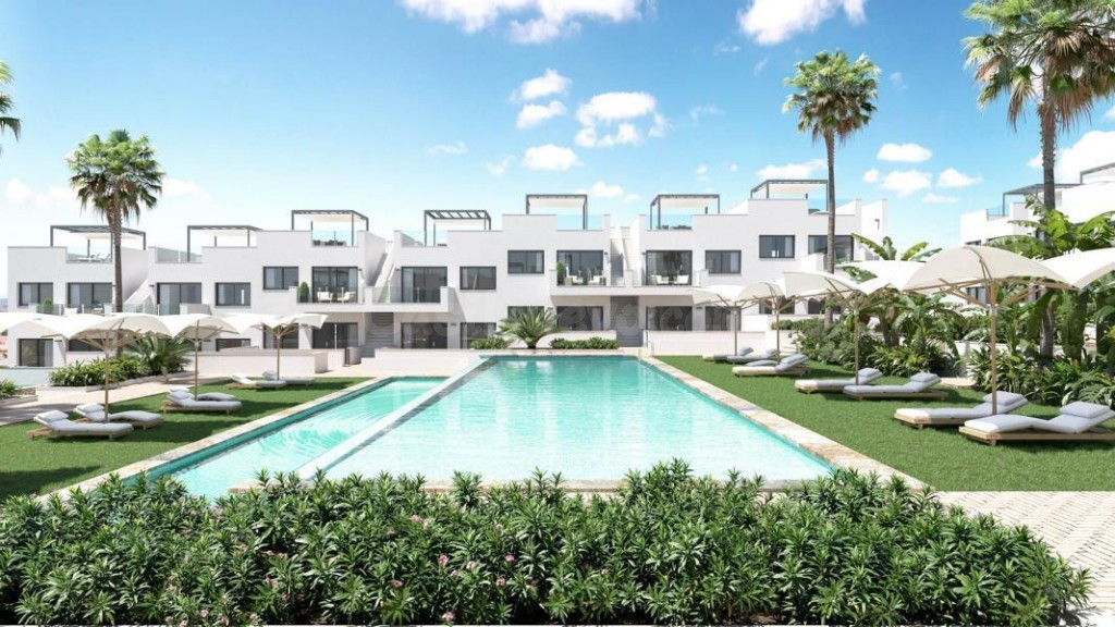 Venta de piso en Torrevieja, de 120m2 con 2 dormitorios y 2  - foto 3