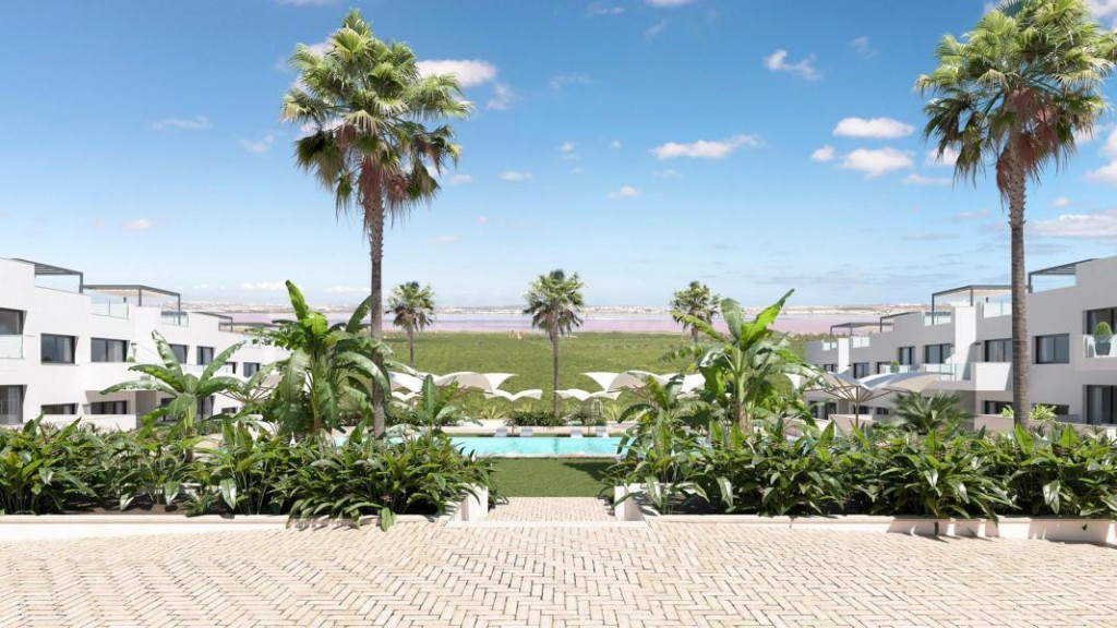 Venta de piso en Torrevieja, de 120m2 con 2 dormitorios y 2  - foto 4