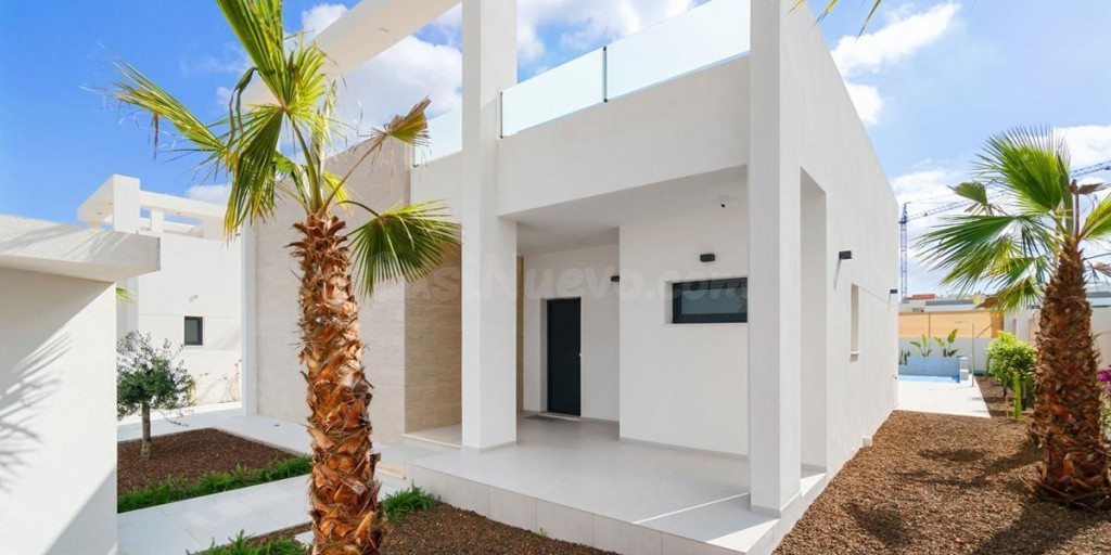 Venta de villa en Benijofar, de 121m2 con 3 dormitorios y 3  - foto 2