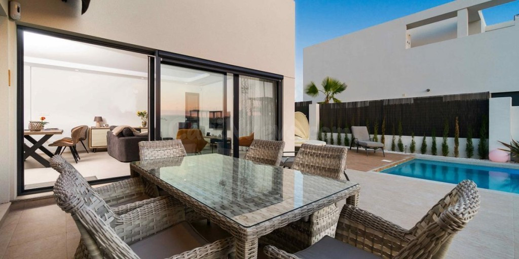 Venta de villa en Benijofar, de 121m2 con 3 dormitorios y 3  - foto 5