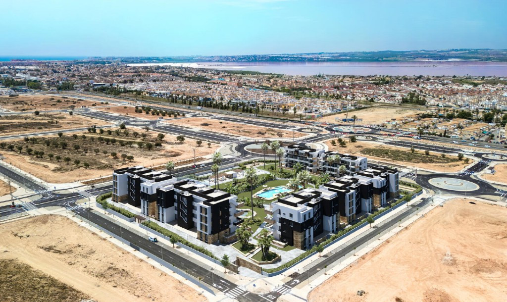 Venta de piso en Torrevieja, de 77m2 con 2 dormitorios y 2 b - foto 4