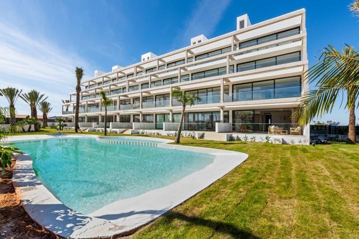 Venta de piso en La manga, de 112m2 con 2 dormitorios y 2 baños con plaza de garaje