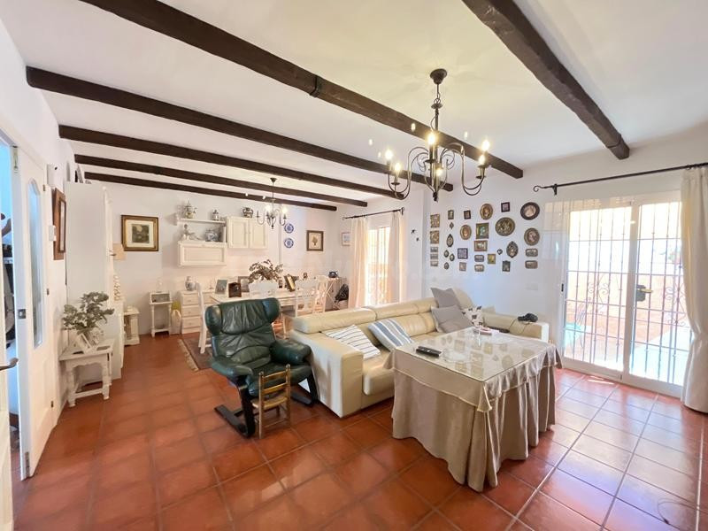 SE VENDE ESPECTACULAR CASA ADOSADA DENTRO DE CASCO URBANO DE - foto 2