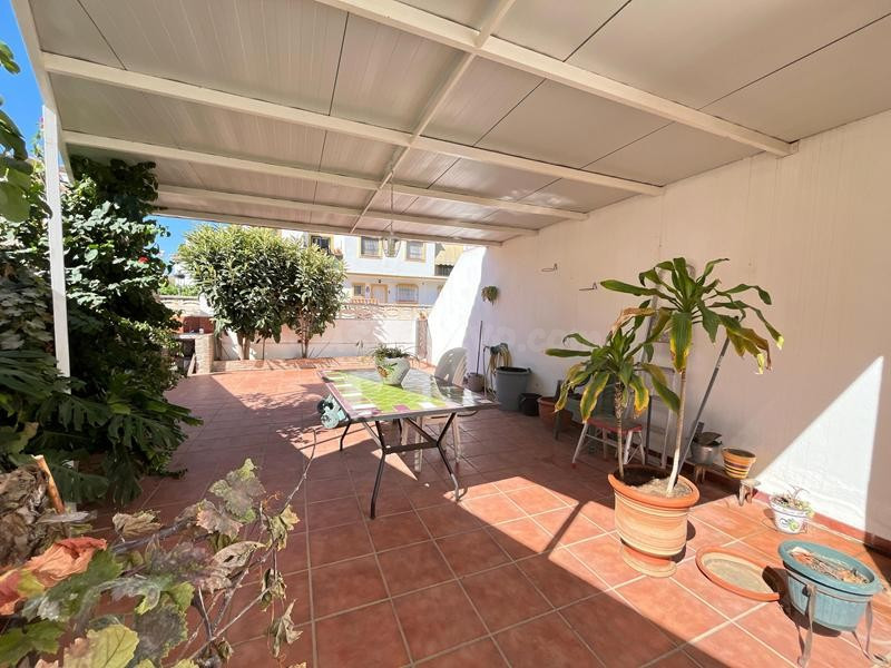 SE VENDE ESPECTACULAR CASA ADOSADA DENTRO DE CASCO URBANO DE - foto 4