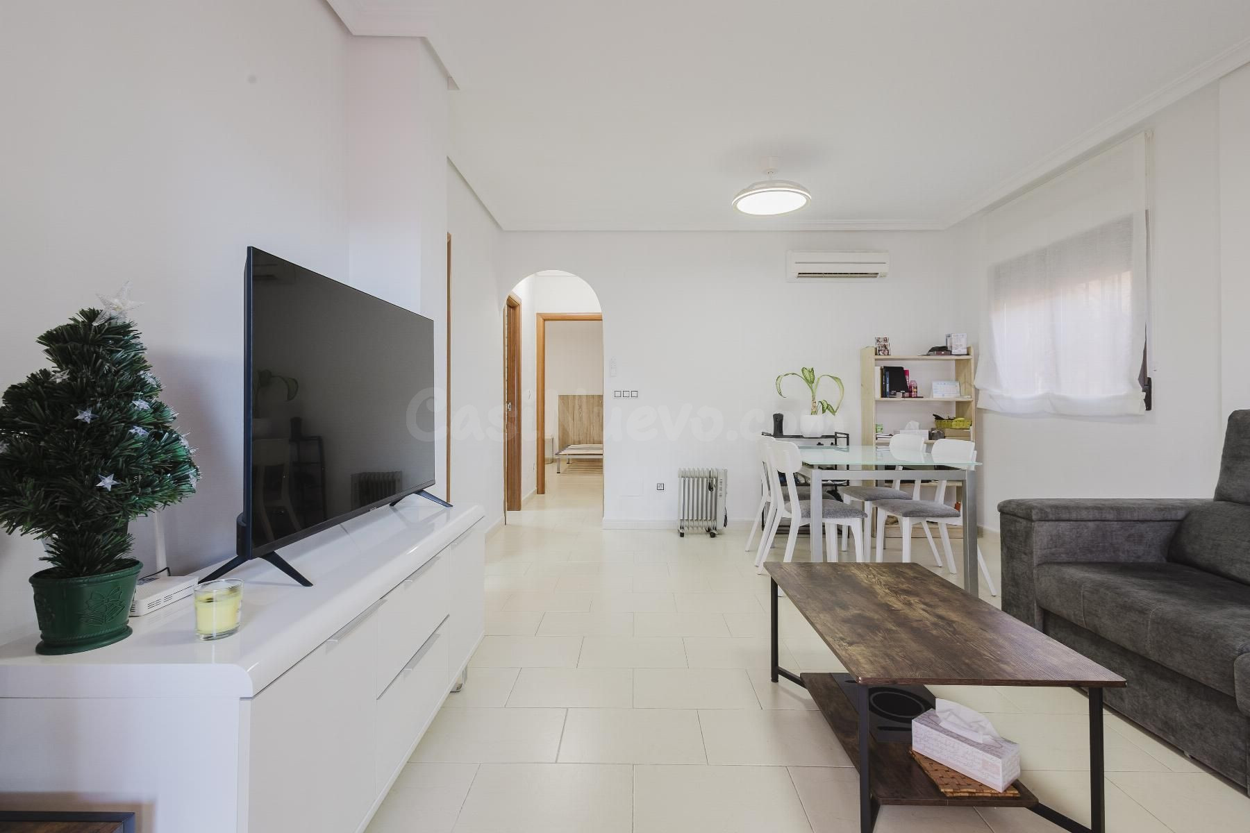 CHALET DE 2 DORMITORIOS Y 2 BAÑOS EN TORREVIEJA (ZONA AGUAS  - foto 4