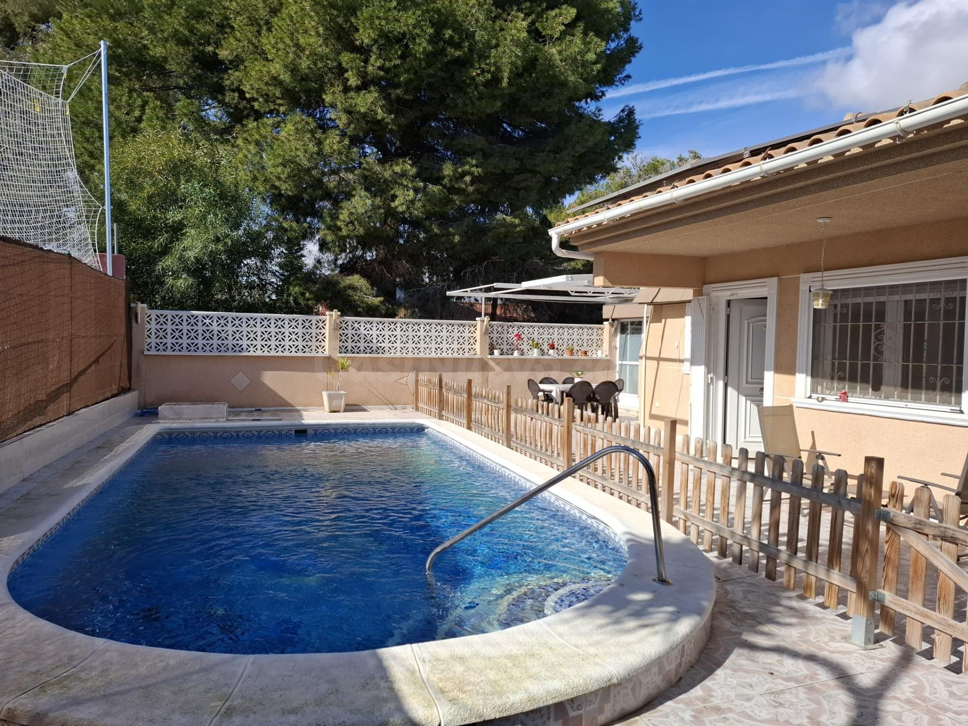 Chalet espacioso de 3 dormitorios con piscina, jardín y vist