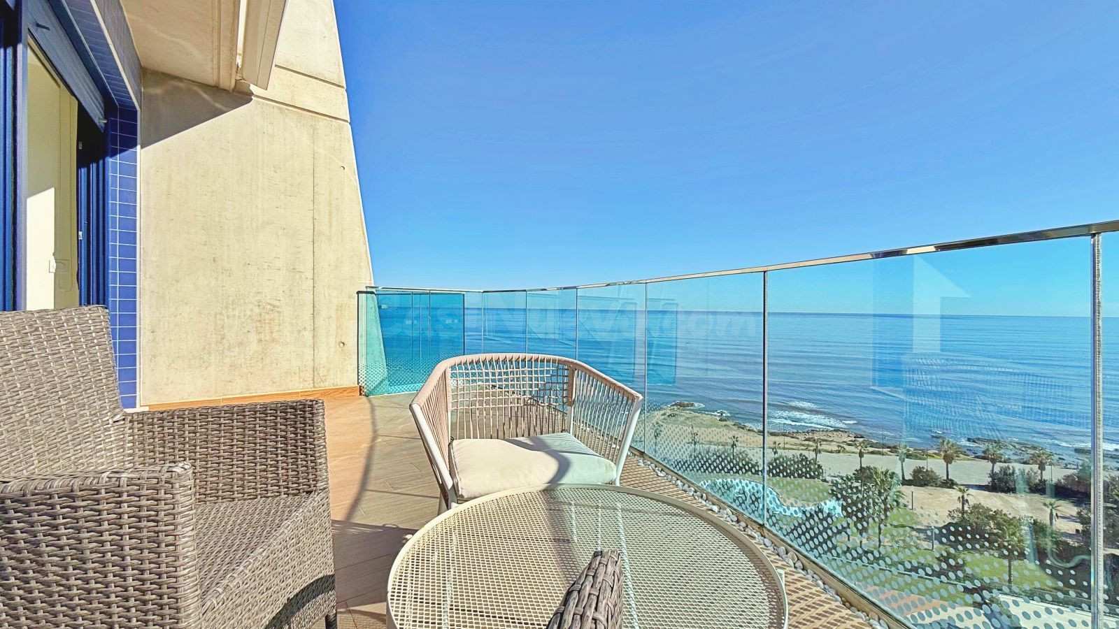 ÁTICO CON VISTAS AL MAR DE 2 DORMITORIOS Y 2 BAÑOS EN PUNTA  - foto 2