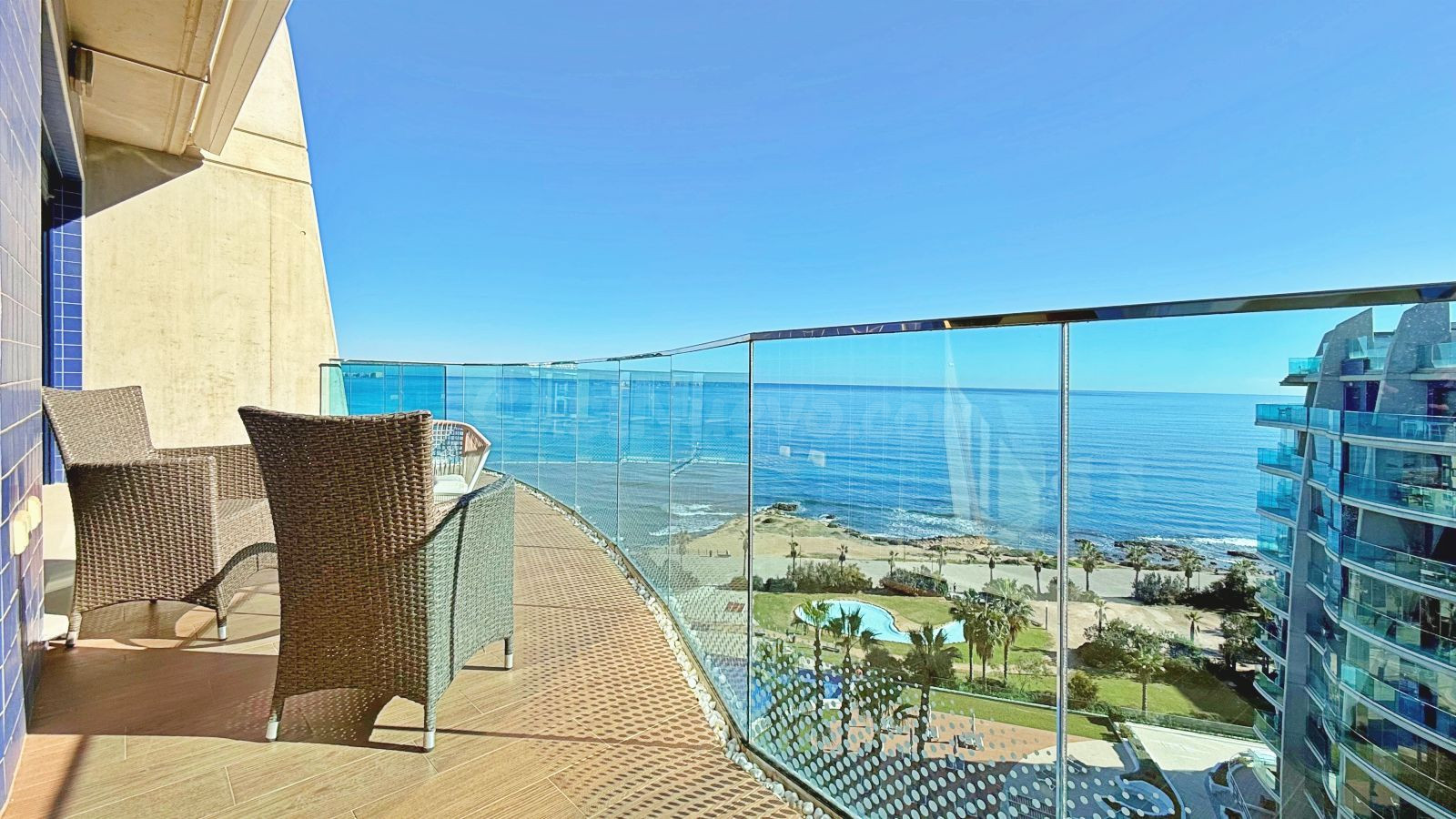 ÁTICO CON VISTAS AL MAR DE 2 DORMITORIOS Y 2 BAÑOS EN PUNTA  - foto 4