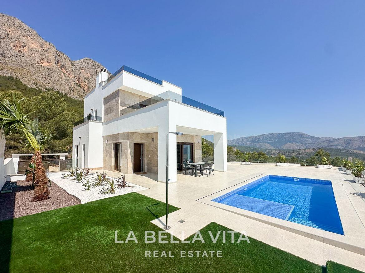 Impresionantes villas de nueva construcción en Polop con vistas al mar