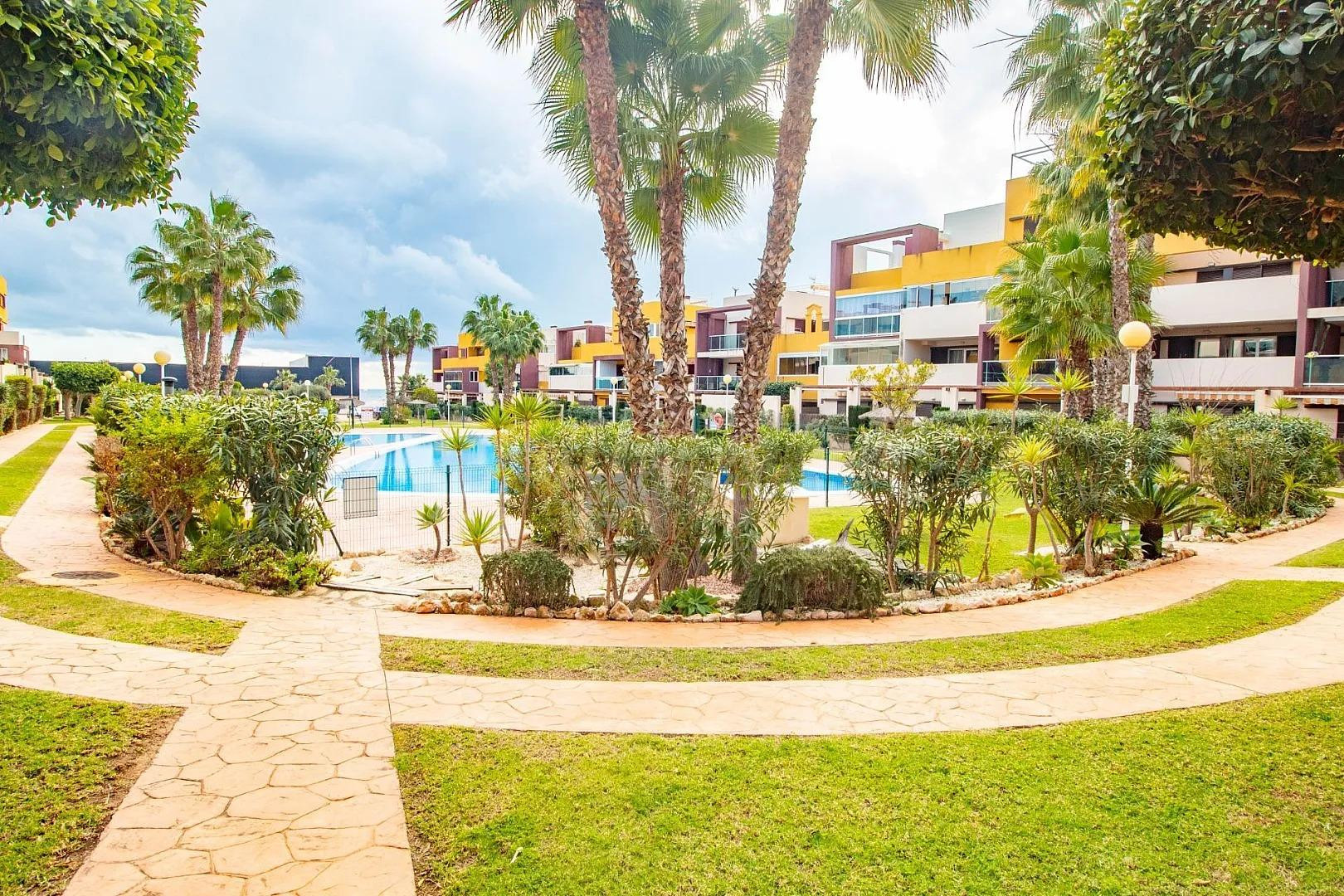 Moderna y Acogedora Vivienda con Balcón y Piscina en Punta P - foto 2
