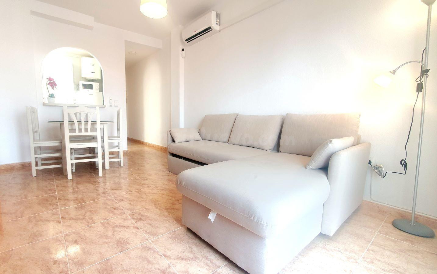 ÁTICO DE 1 HAB Y 1 BAÑO CON TERRAZA EN EL CENTRO DE TORREVIE