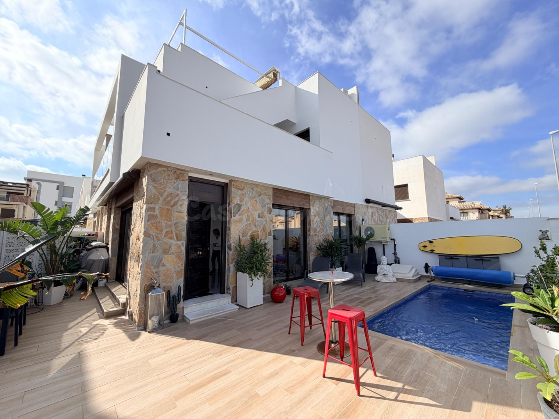 Villa soleada con vistas al mar en Orihuela Costa – tu paraí