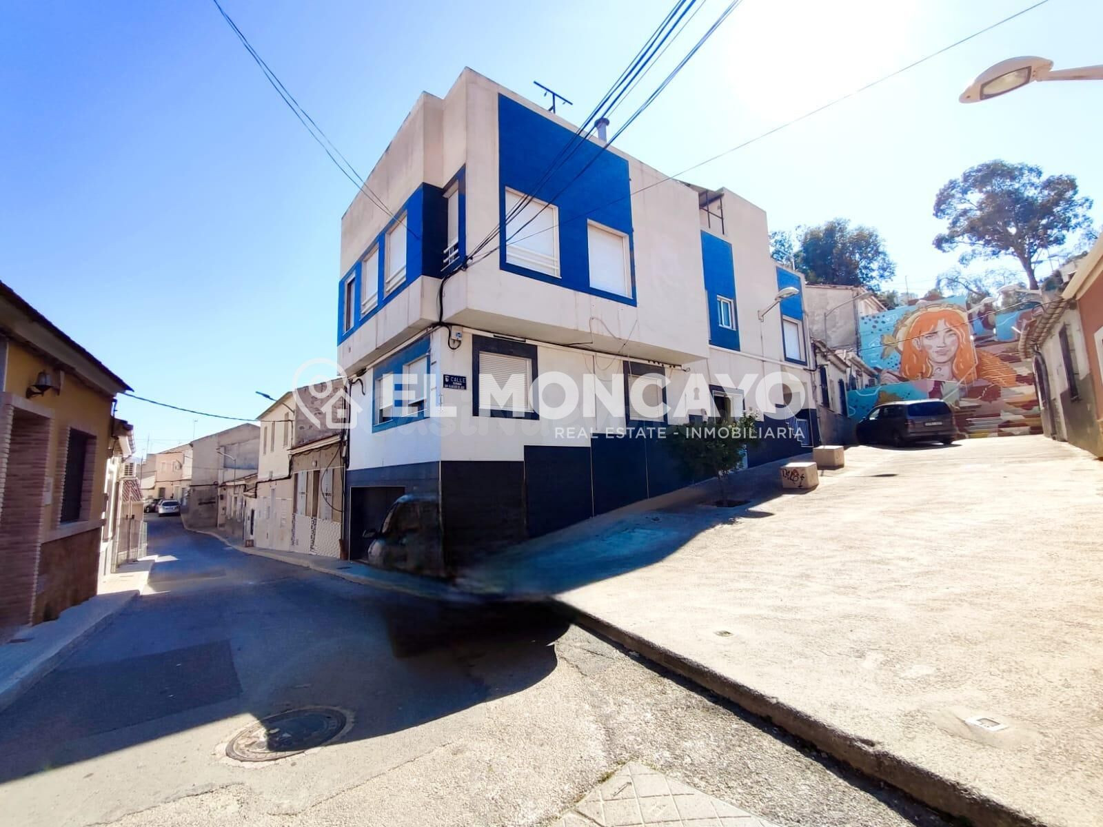 Fantástica casa semiadosada con solárium privado en el centr