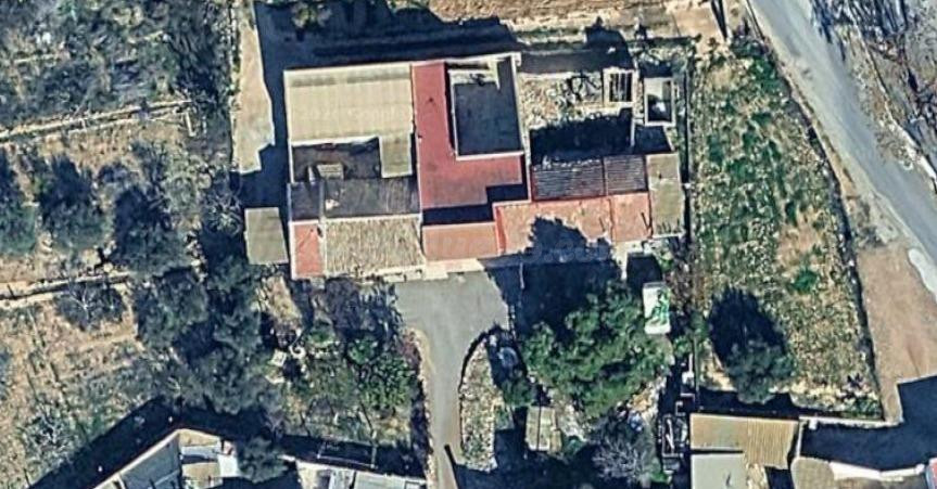 Parcela urbana en Los Montesinos con vivienda para reformar.