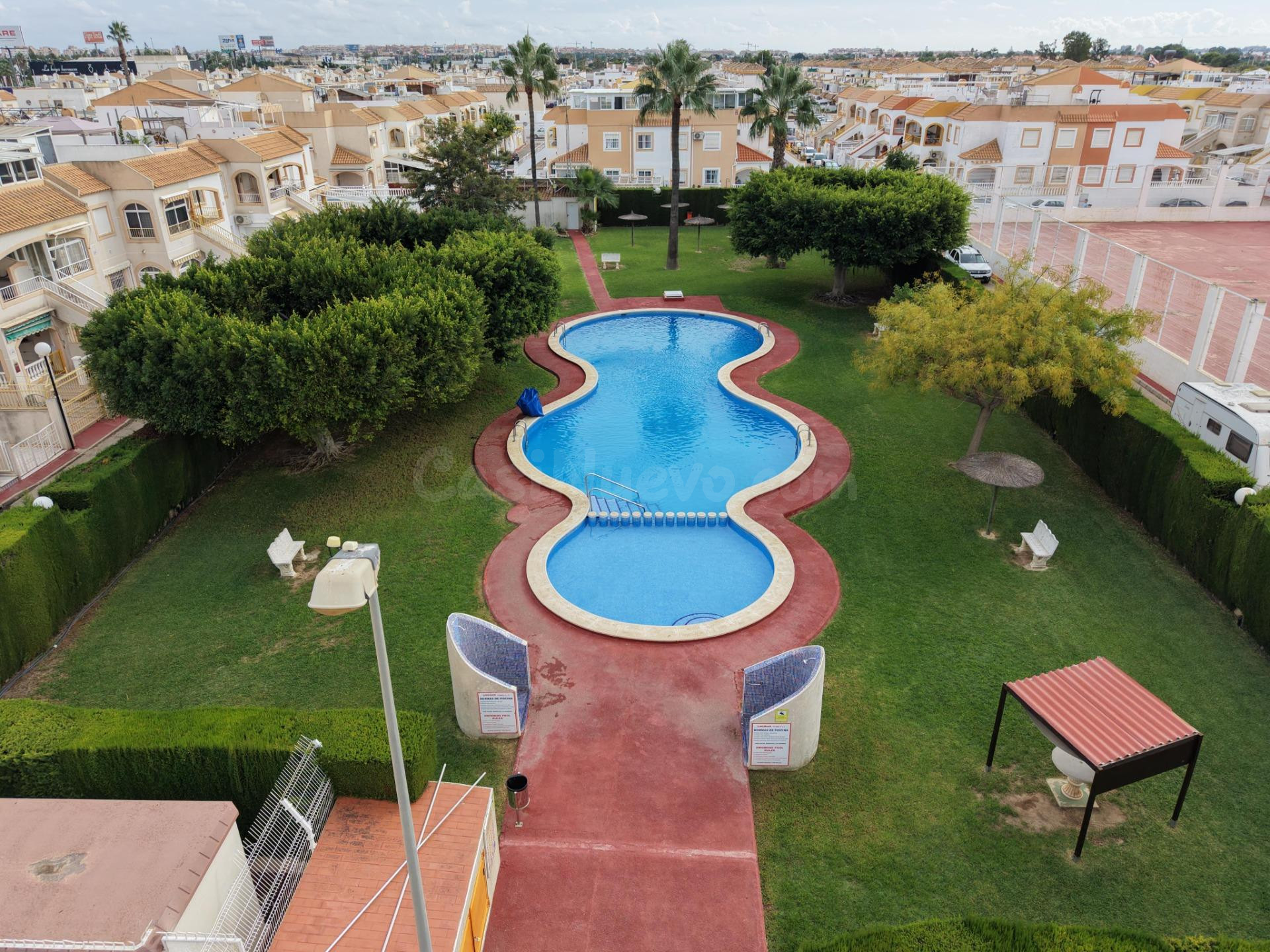 Bungalow en planta alta con solárium privado y piscina – Alt