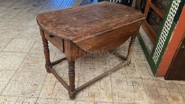 Mesa antigua de madera con alas