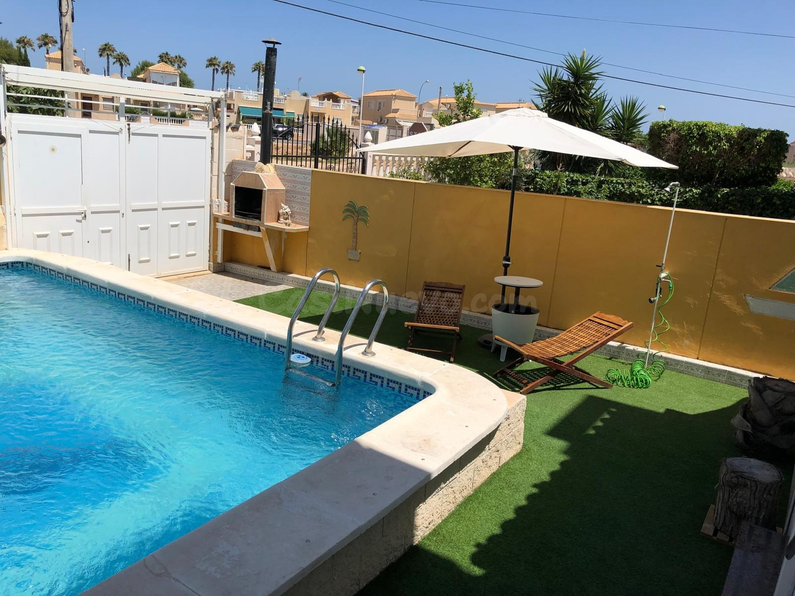 Chalet Adosado de Cuatro Dormitorios con Piscina Privada en Torrevieja. - foto 2