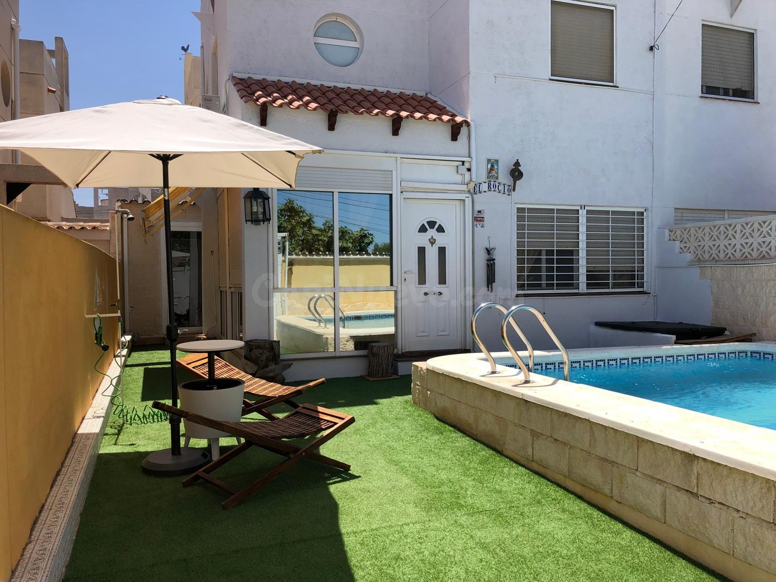 Chalet Adosado de Cuatro Dormitorios con Piscina Privada en Torrevieja. - foto 3